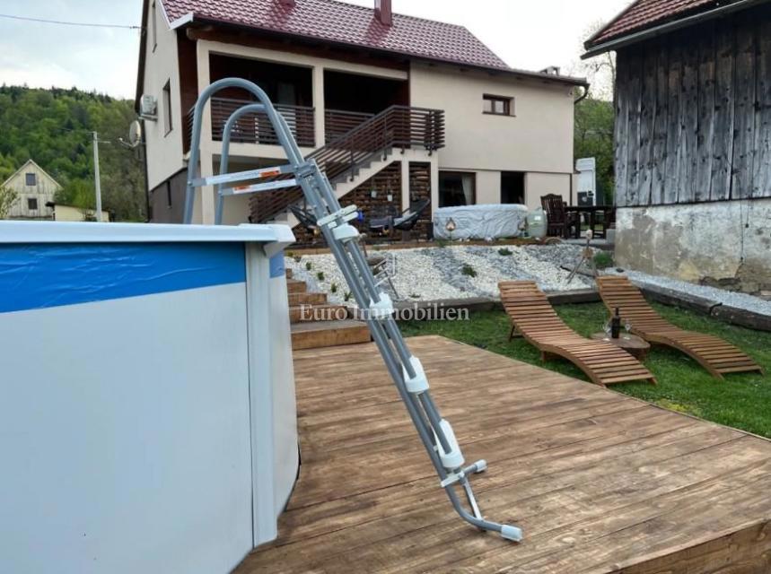 Obnovljena hiša z velikim zemljiščem na mirni lokaciji