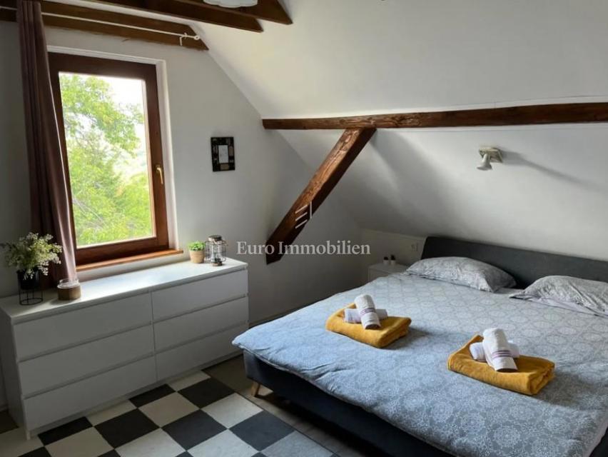 Obnovljena hiša z velikim zemljiščem na mirni lokaciji