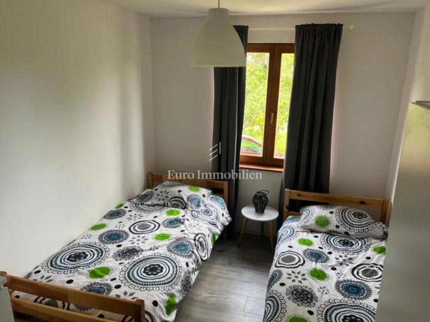 Obnovljena hiša z velikim zemljiščem na mirni lokaciji