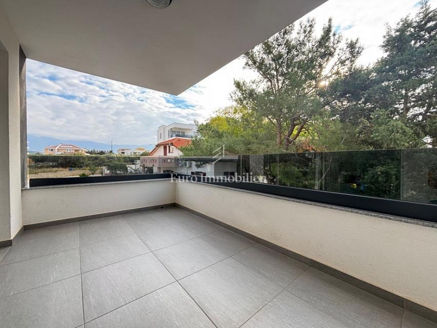 Novalja – Apartma v novogradnji s skupnim bazenom