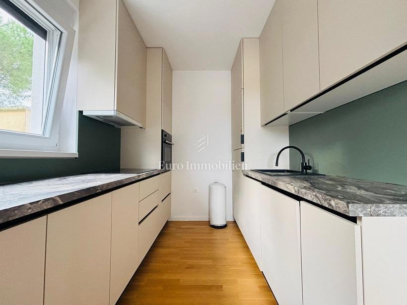 Novalja – Apartma v novogradnji s skupnim bazenom