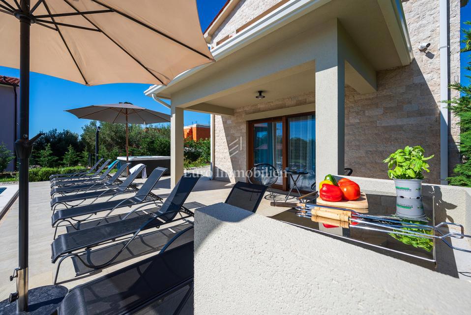 Istra - hiša z bazenom in jacuzzijem 2 km od morja