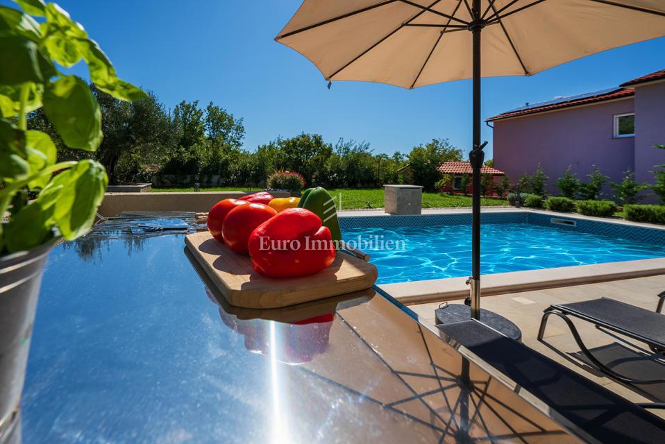 Istra - hiša z bazenom in jacuzzijem 2 km od morja