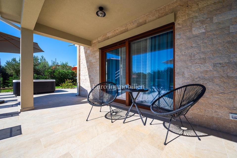 Istra - hiša z bazenom in jacuzzijem 2 km od morja