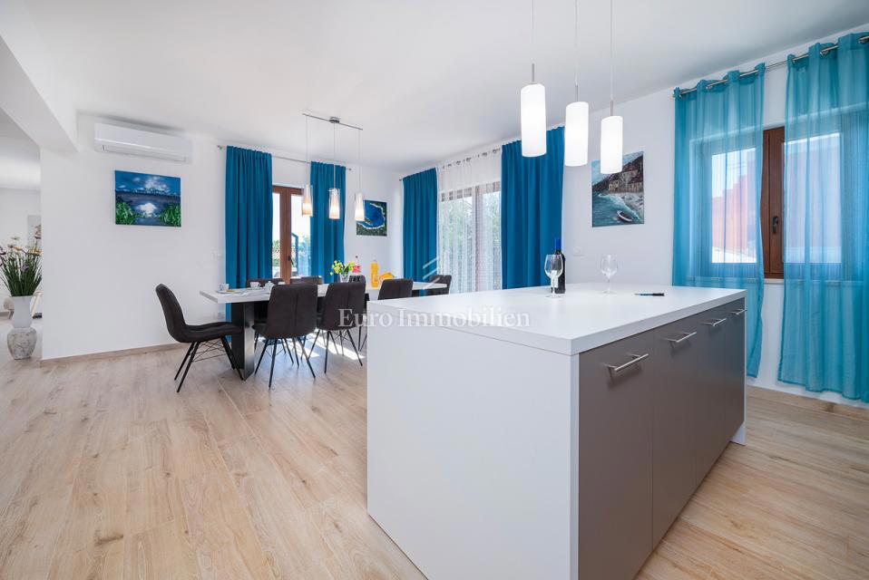 Istra - hiša z bazenom in jacuzzijem 2 km od morja