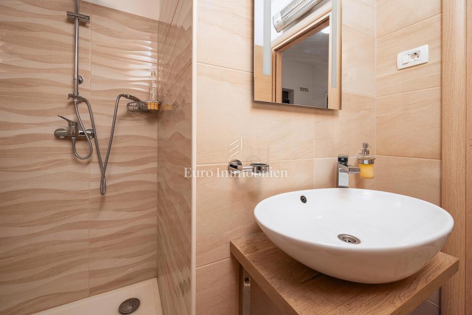 Istra - hiša z bazenom in jacuzzijem 2 km od morja