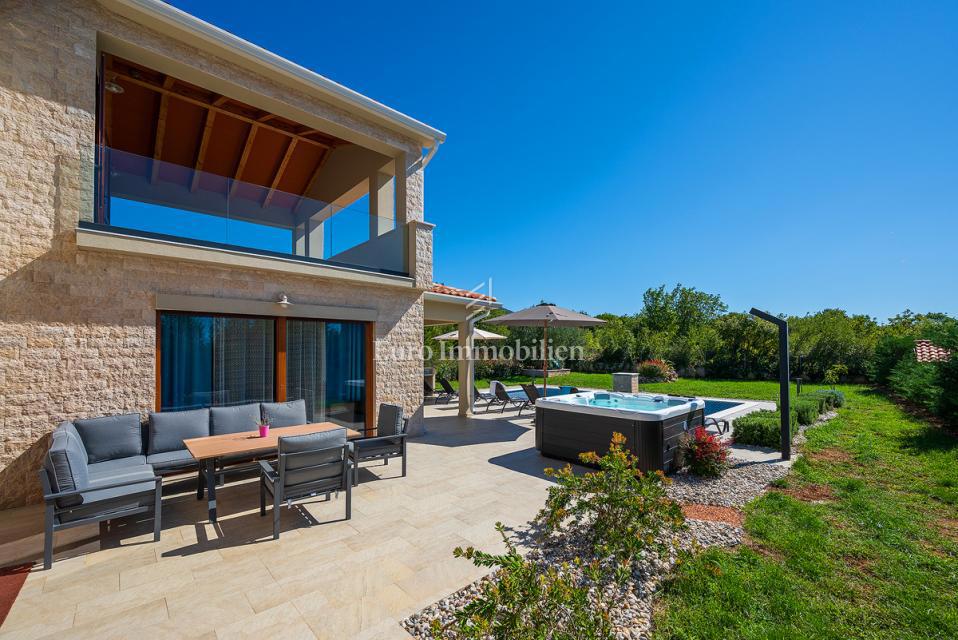 Istra - hiša z bazenom in jacuzzijem 2 km od morja