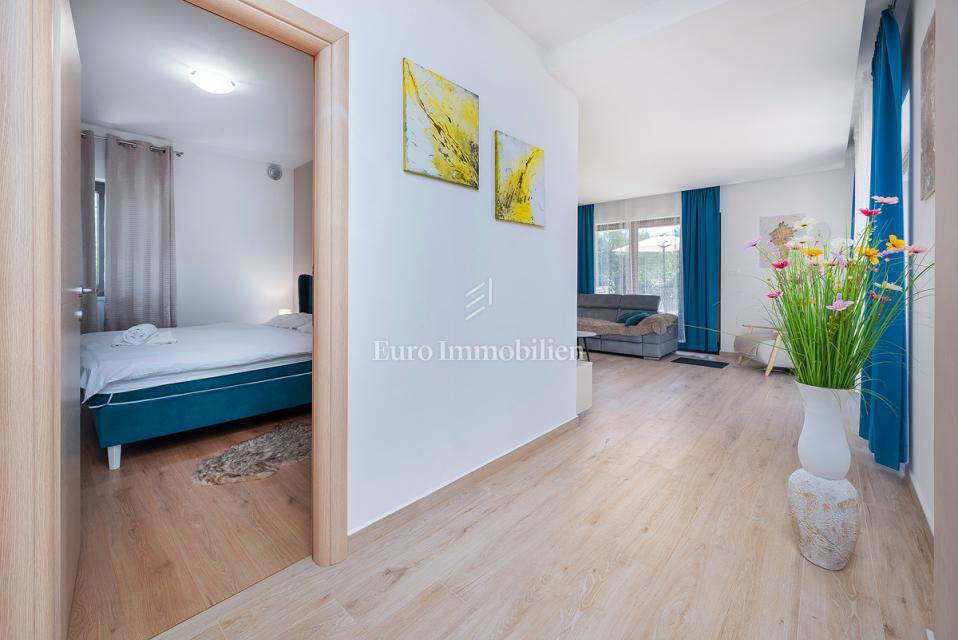 Istra - hiša z bazenom in jacuzzijem 2 km od morja