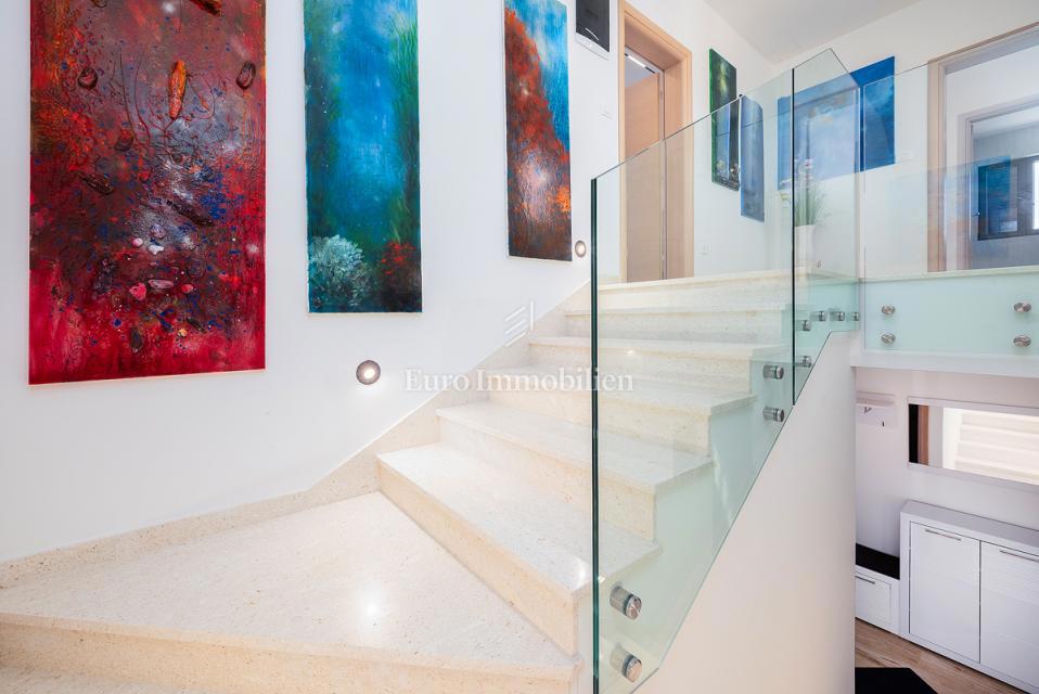 Istra - hiša z bazenom in jacuzzijem 2 km od morja