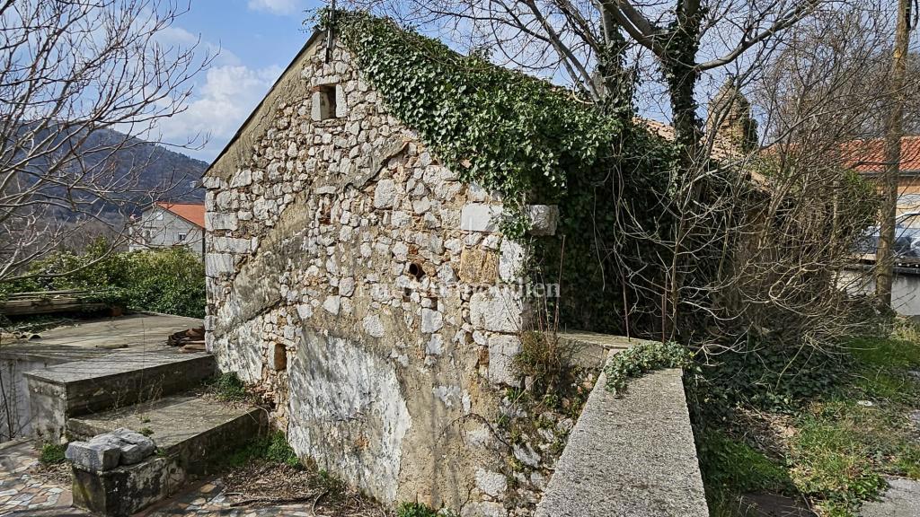 Bribir – zazidljivo zemljišče s staro hišo naprodaj