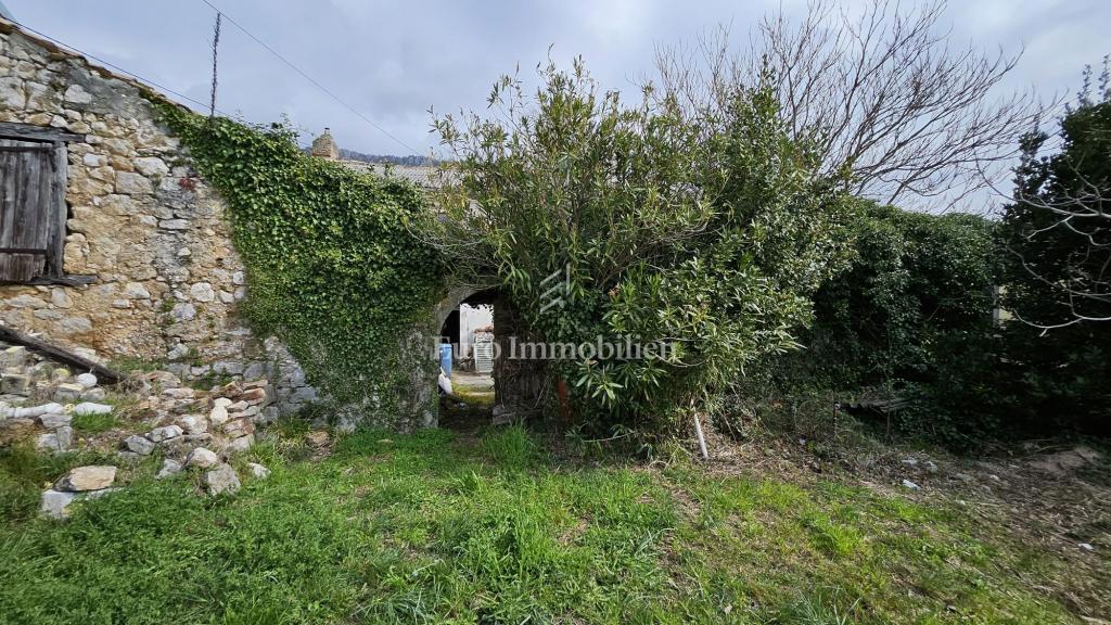 Bribir – zazidljivo zemljišče s staro hišo naprodaj