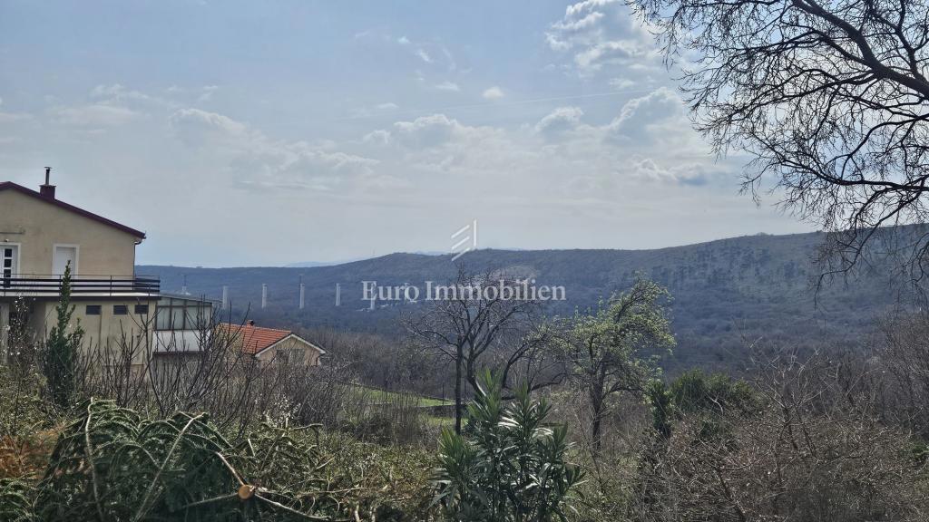 Bribir – zazidljivo zemljišče s staro hišo naprodaj