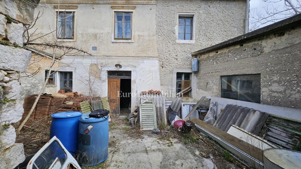 Bribir – zazidljivo zemljišče s staro hišo naprodaj