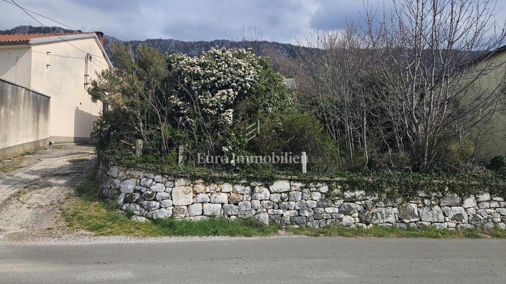 Bribir – zazidljivo zemljišče s staro hišo naprodaj