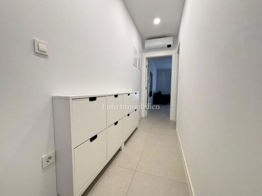 Apartma z dvema terasama v drugi vrsti do morja - Pag