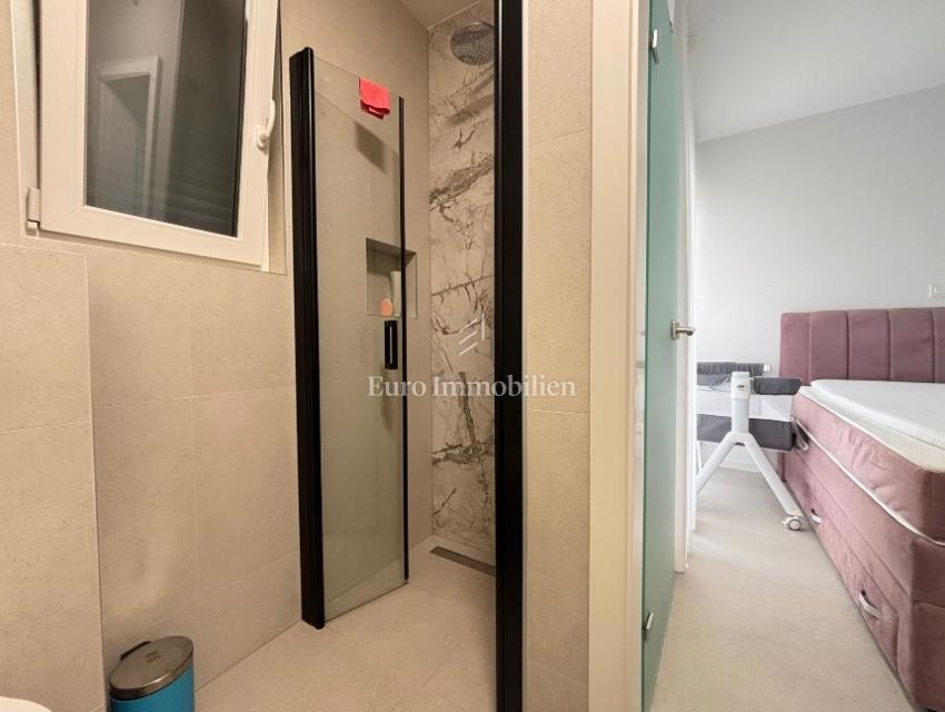 Apartma z dvema terasama v drugi vrsti do morja - Pag