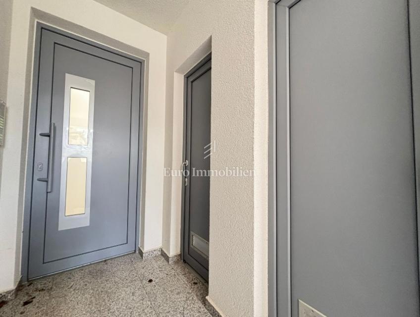 Apartma z dvema terasama v drugi vrsti do morja - Pag