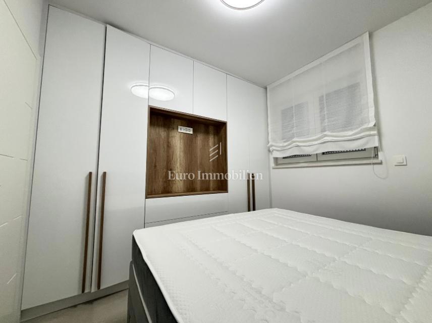 Apartma z dvema terasama v drugi vrsti do morja - Pag