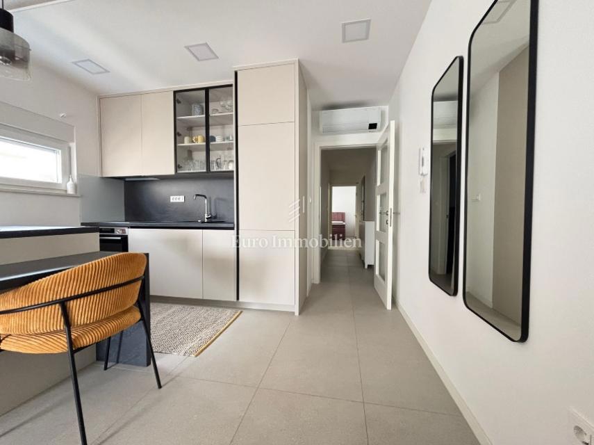 Apartma z dvema terasama v drugi vrsti do morja - Pag