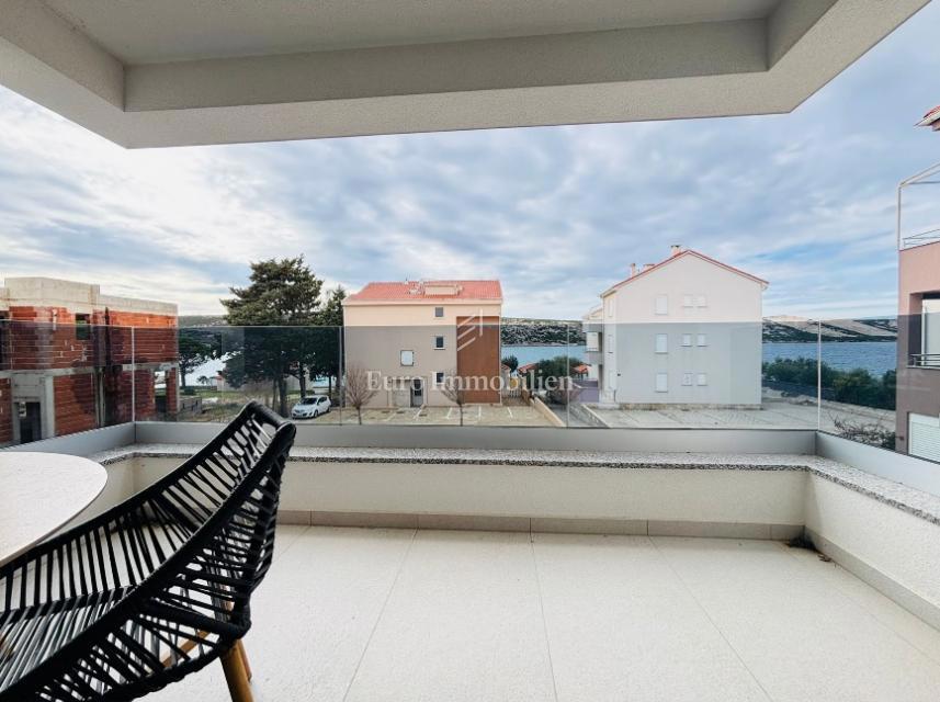 Apartma z dvema terasama v drugi vrsti do morja - Pag