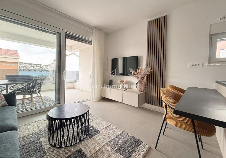 Apartma z dvema terasama v drugi vrsti do morja - Pag