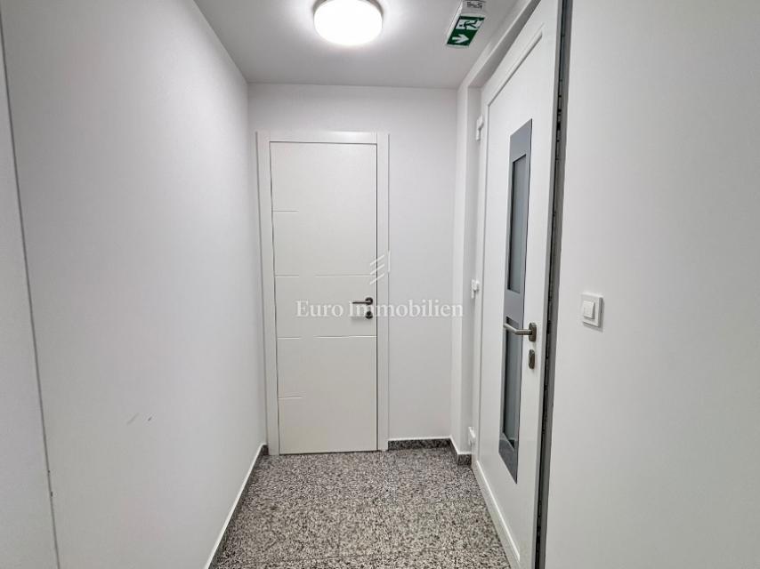 Apartma z dvema terasama v drugi vrsti do morja - Pag