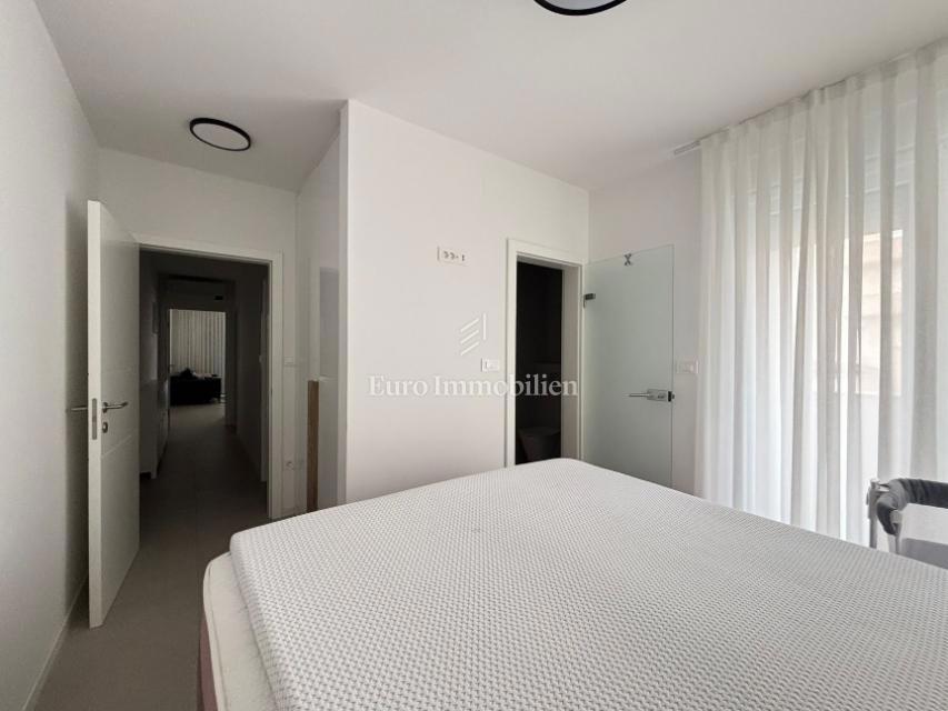 Apartma z dvema terasama v drugi vrsti do morja - Pag