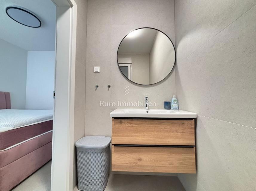 Apartma z dvema terasama v drugi vrsti do morja - Pag