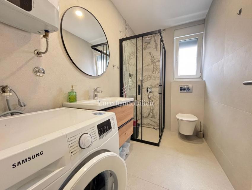 Apartma z dvema terasama v drugi vrsti do morja - Pag