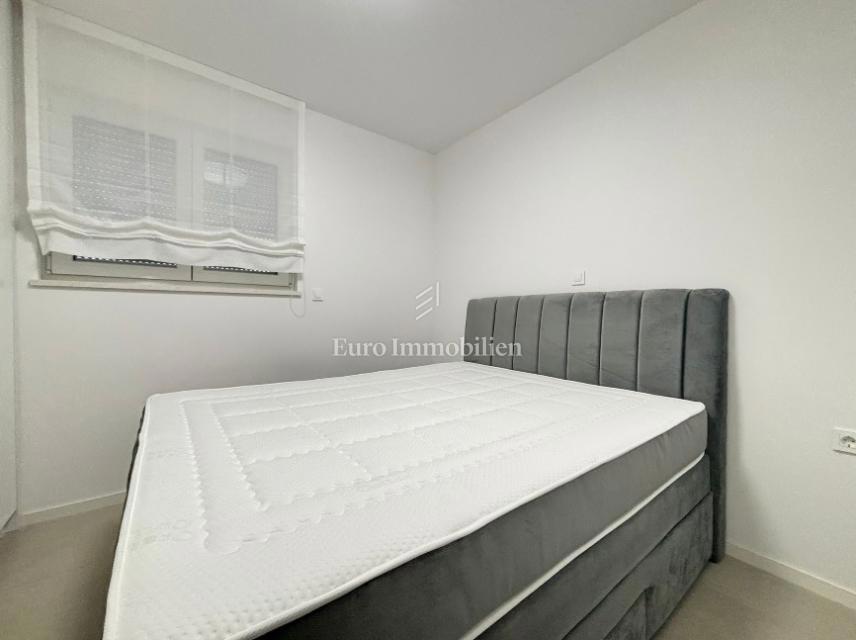 Apartma z dvema terasama v drugi vrsti do morja - Pag