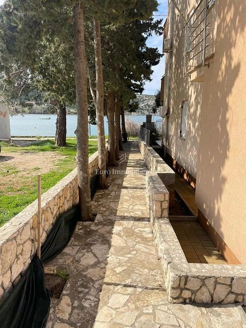 Apartma z dvema terasama v drugi vrsti do morja - Pag