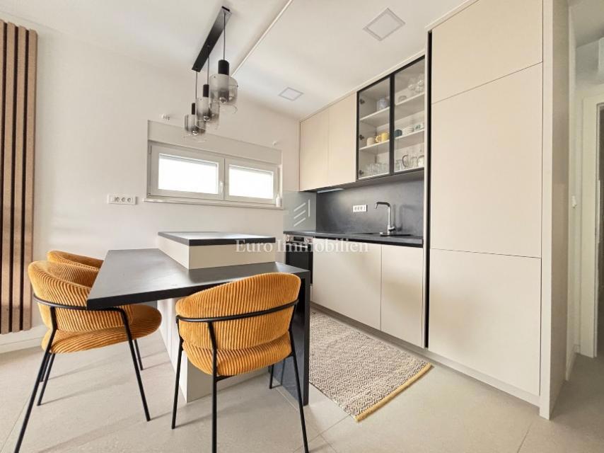 Apartma z dvema terasama v drugi vrsti do morja - Pag