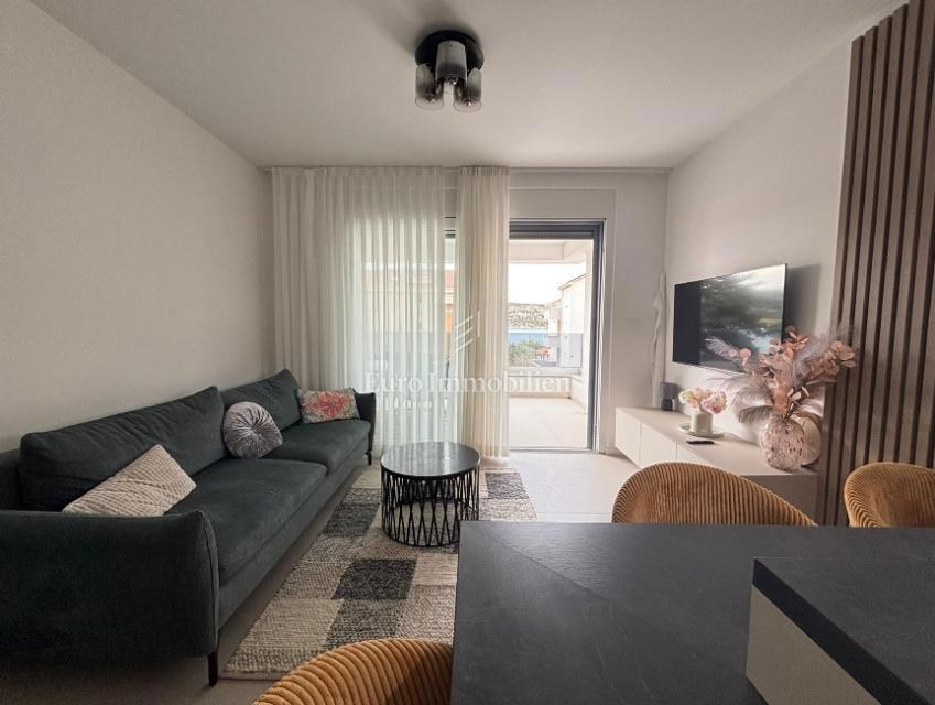 Apartma z dvema terasama v drugi vrsti do morja - Pag