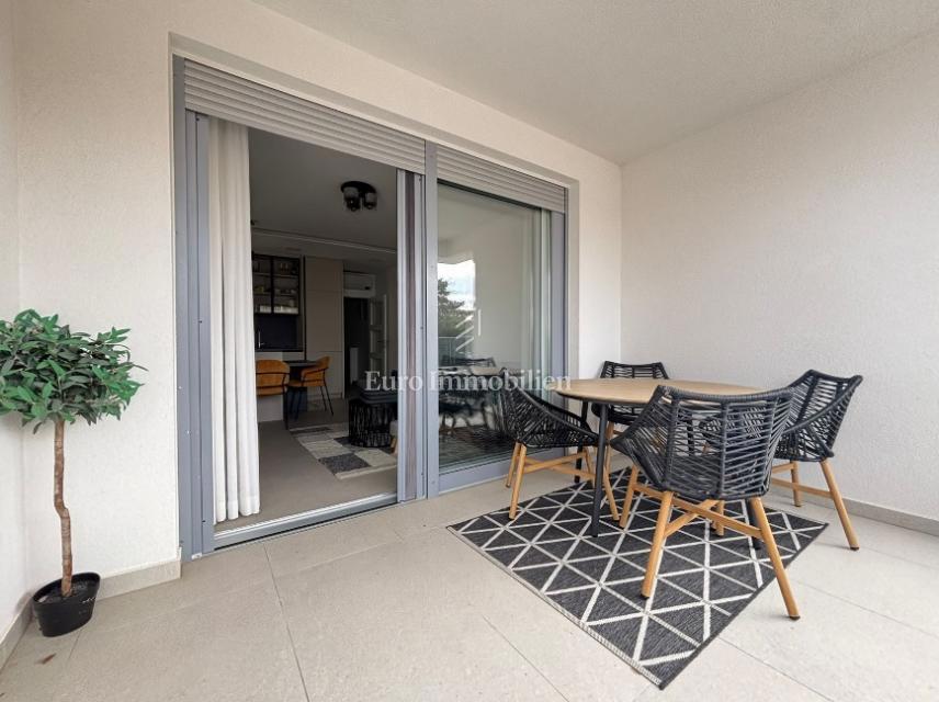 Apartma z dvema terasama v drugi vrsti do morja - Pag