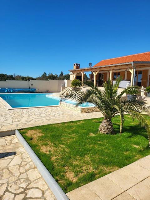 Donja Jagodnja - hiša z bazenom na mirni lokaciji