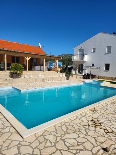 Donja Jagodnja - hiša z bazenom na mirni lokaciji