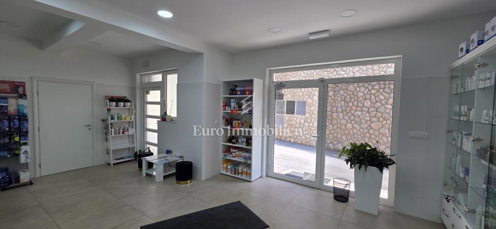 Dramalj - pisarniški prostor z uveljavljenim najemnikom na odlični lokaciji