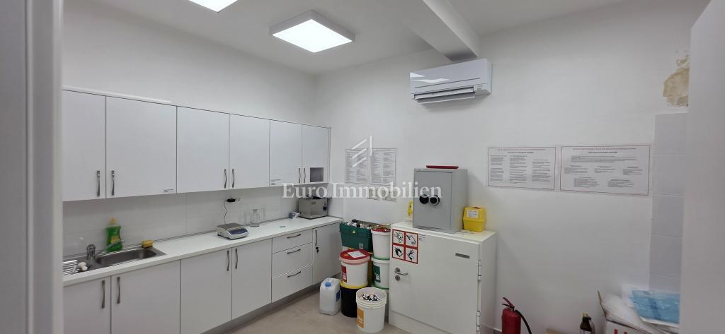 Dramalj - pisarniški prostor z uveljavljenim najemnikom na odlični lokaciji