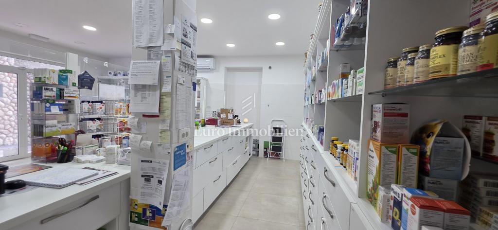 Dramalj - pisarniški prostor z uveljavljenim najemnikom na odlični lokaciji