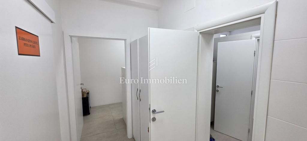 Dramalj - pisarniški prostor z uveljavljenim najemnikom na odlični lokaciji