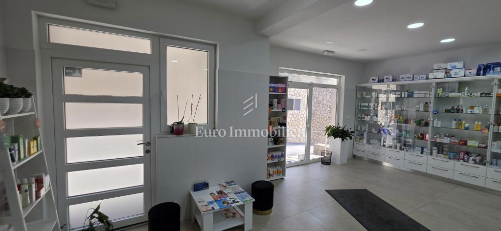 Dramalj - pisarniški prostor z uveljavljenim najemnikom na odlični lokaciji