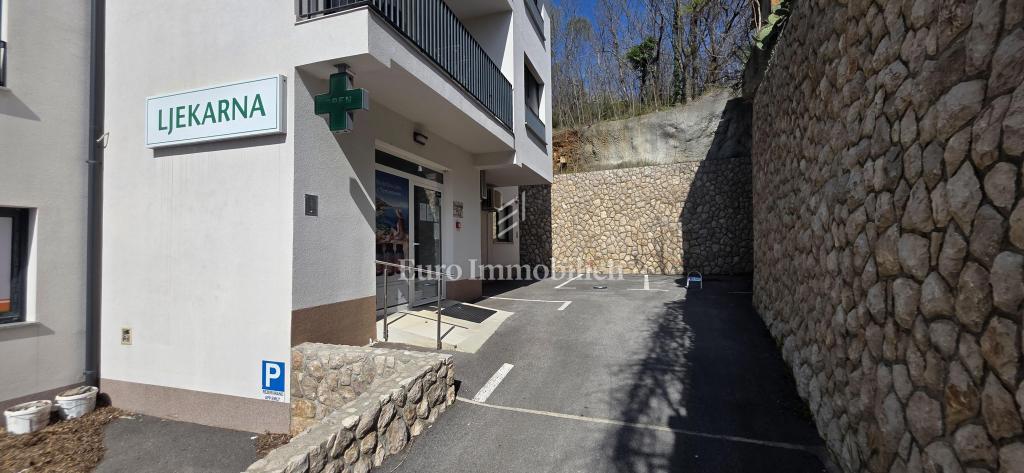 Dramalj - pisarniški prostor z uveljavljenim najemnikom na odlični lokaciji