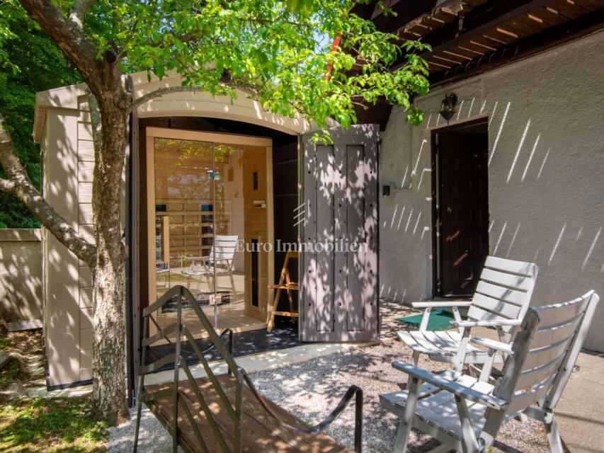 Fužine, Lič - očarljiva hiša v zeleni oazi