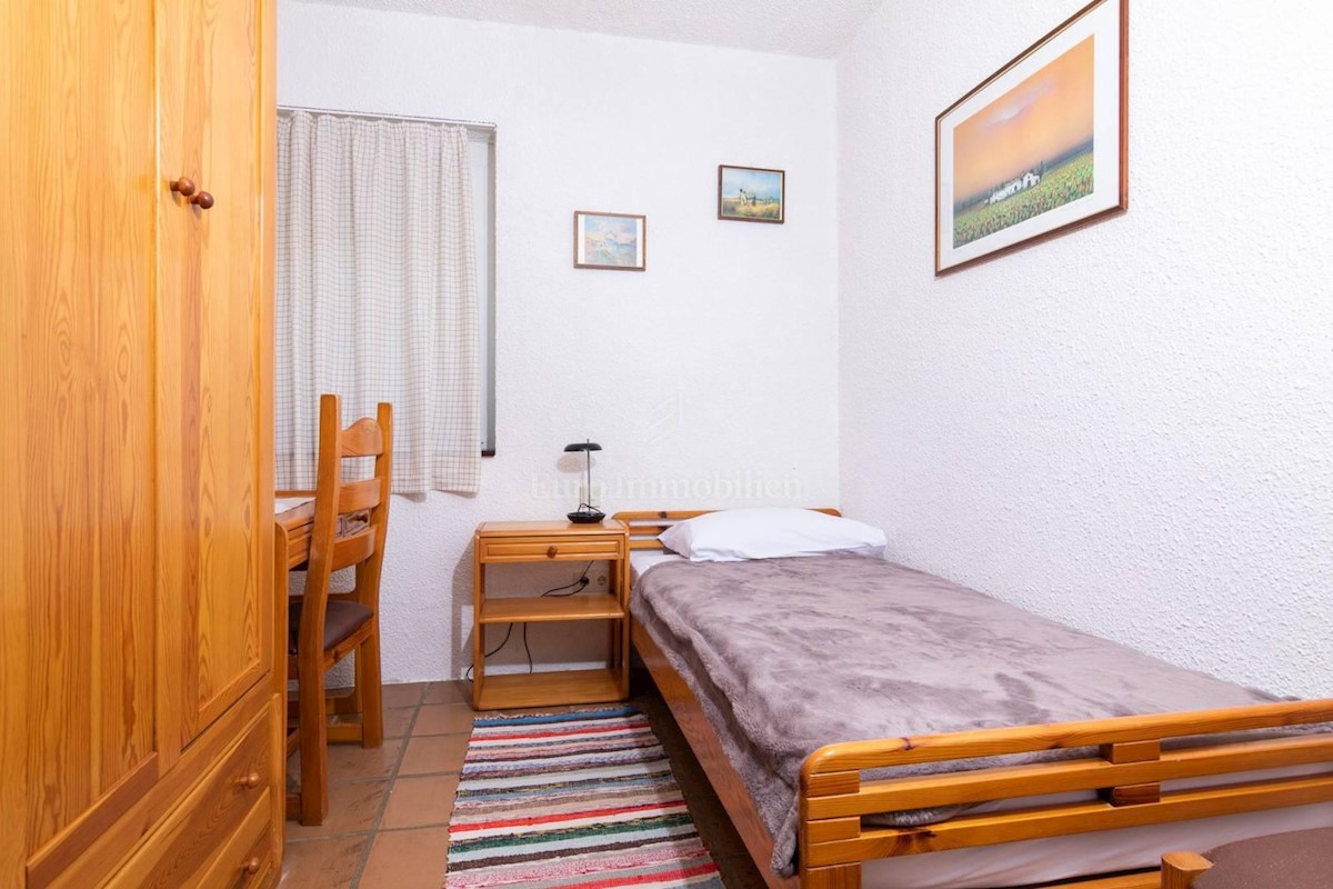 Apartmanska kuća samo 20m od mora - PRILIKA ZA INVESTICIJU!