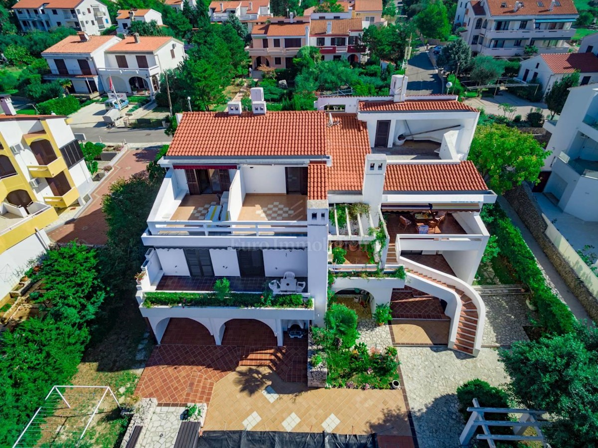 Apartmanska kuća samo 20m od mora - PRILIKA ZA INVESTICIJU!