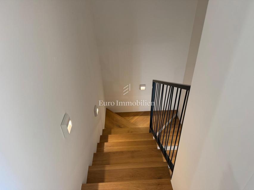 Hiša dvojček blizu centra, novogradnja Labin