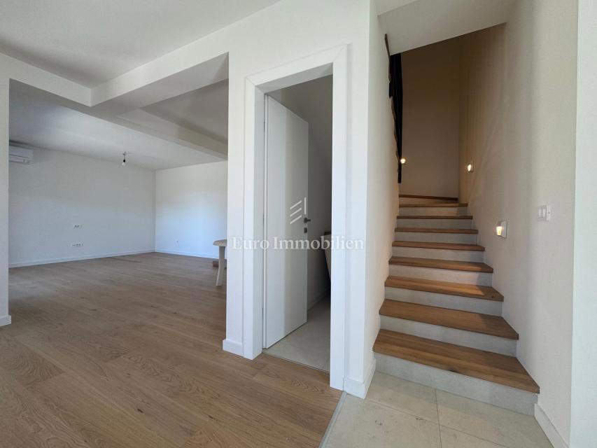 Hiša dvojček blizu centra, novogradnja Labin