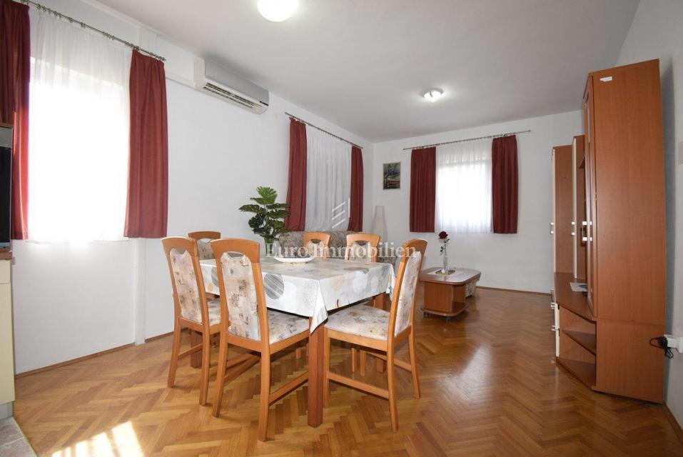 Murter - hiša s štirimi apartmaji