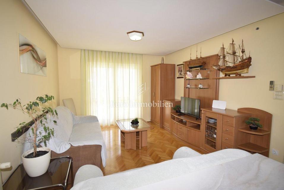 Murter - hiša s štirimi apartmaji