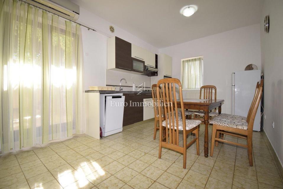 Murter - hiša s štirimi apartmaji